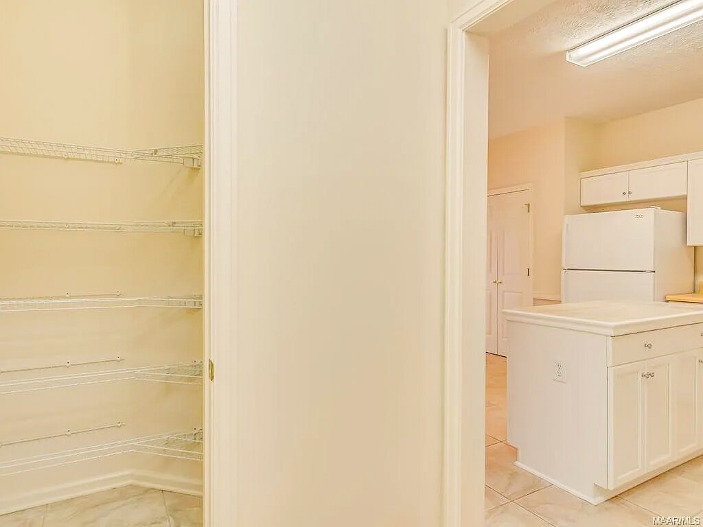 Building Photo - 2112 Parkview Dr S