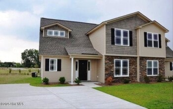 Building Photo - 2204 Sweet Bay Drive.