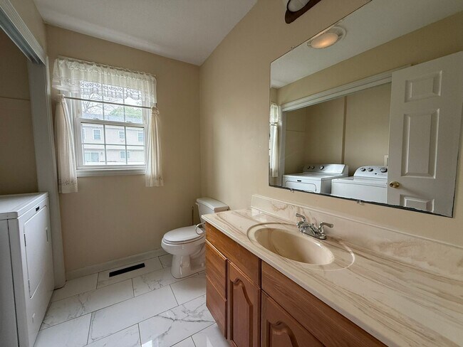 Building Photo - Three Bedroom, Single Family Home Located in Springfield's Pine Point Neighborhood!
