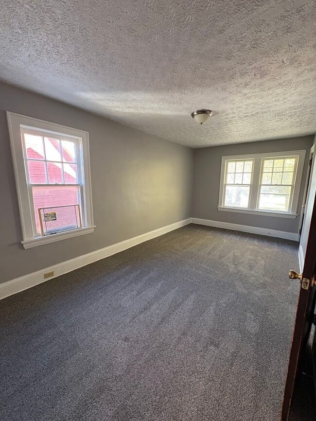 Building Photo - Three bedroom two bathroom home for rent