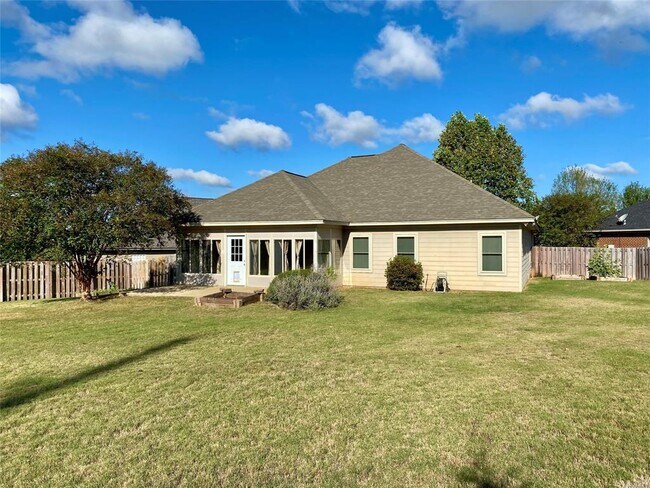 Building Photo - 704 Briarcliff Pl