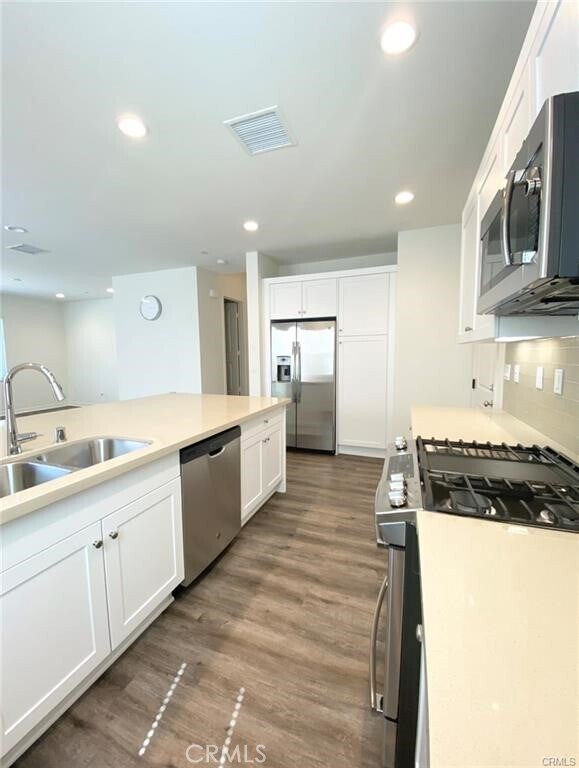 Building Photo - 161 Episode
