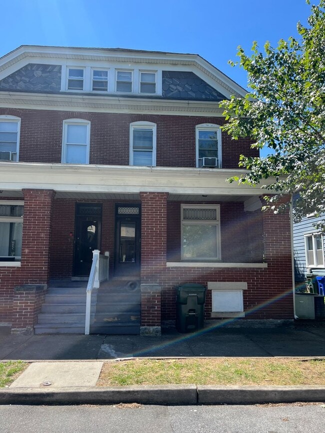 Building Photo - 836 Dewey Ave