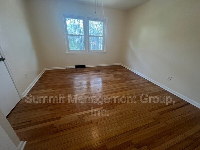 Building Photo - 8293 Lakeview Dr SW