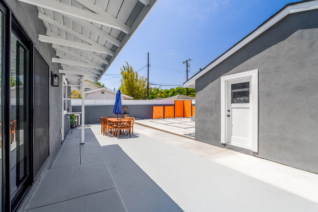 Building Photo - 401 Rancho Dr