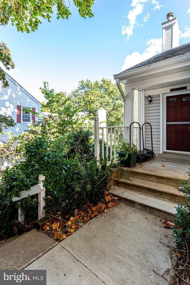 Building Photo - 2911 S Woodstock St