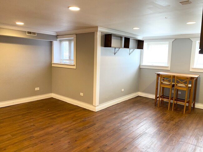 Building Photo - 5006 N Wolcott Ave