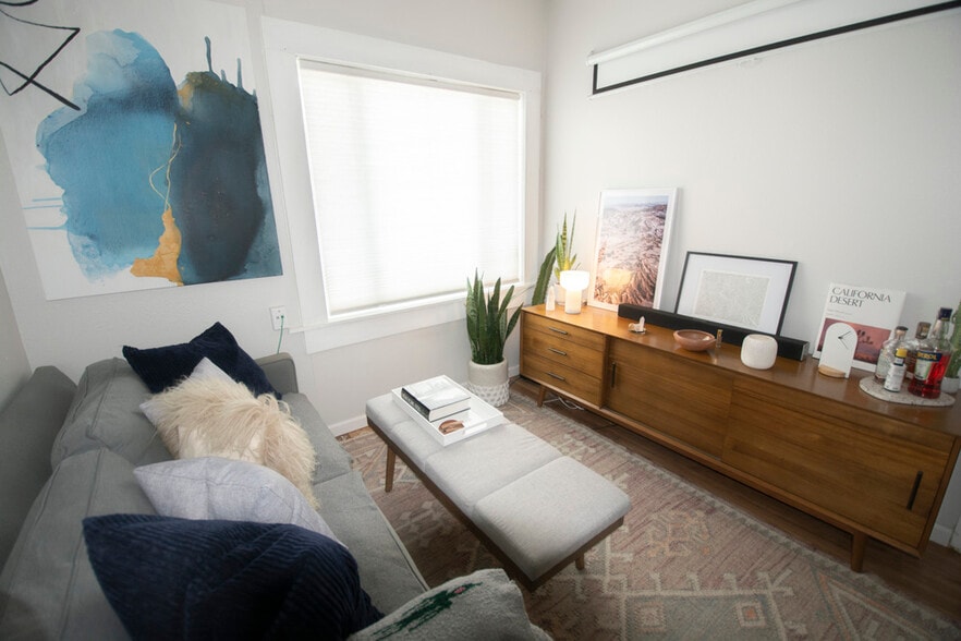 Building Photo - 812 W Russell Pl