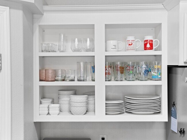 Building Photo - Bright & Comfortable 3 Bedroom Home (Furnished)