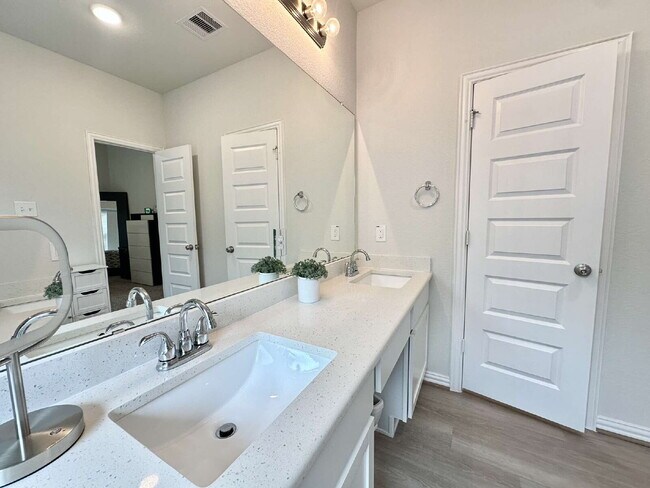 Building Photo - Charming 4-Bedroom Retreat with Granite Accents & Hardwood Elegance in Alvin!