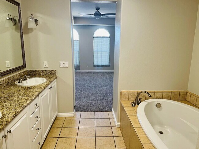 Building Photo - "Experience Elevated Living: Spacious 2-Bed, 3-Bath Oasis in La Quinta's Heart!"