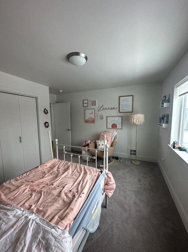 Building Photo - West End Three Bedroom with Modern Finishes