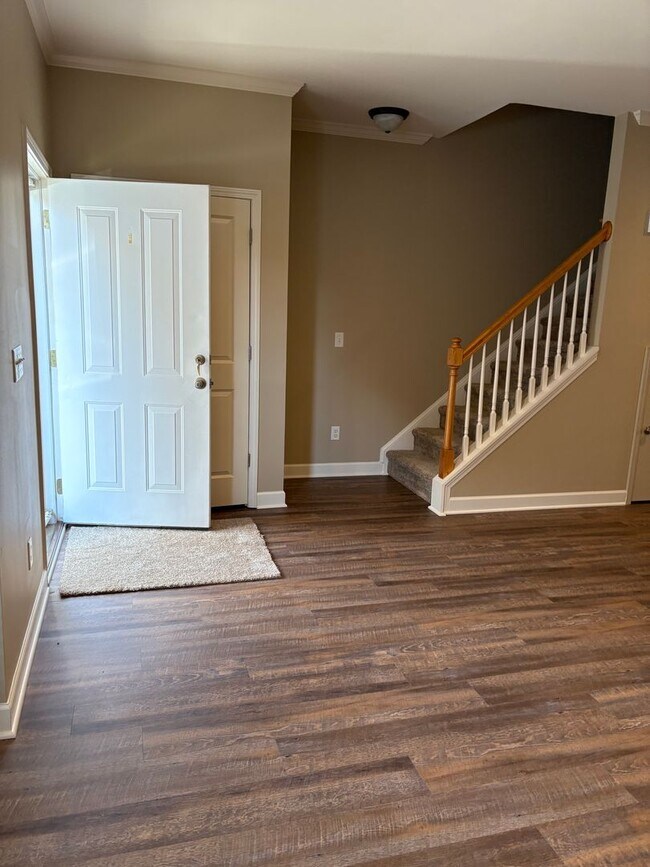 Building Photo - Cute 2 Bedroom Townhouse Near Furman and Cherrydale!! Ready for Immediate Move In!!!!