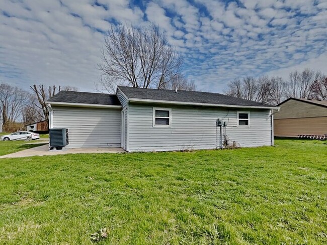 Building Photo - 3 bed 2 bath with a HUGE backyard!