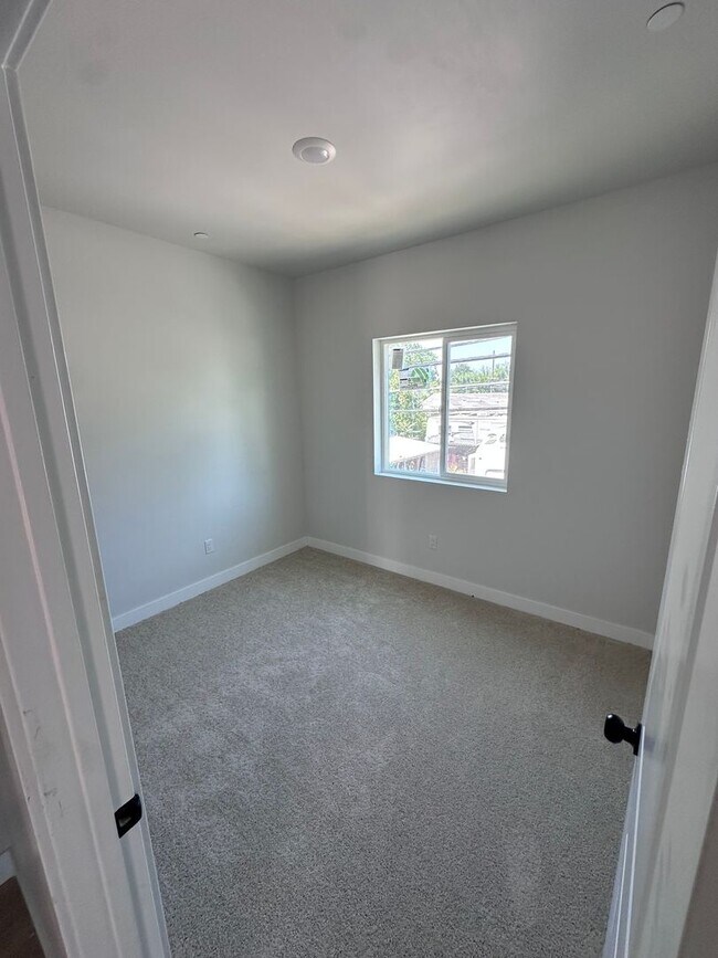 Building Photo - 2 bedroom upstairs apartment in quiet neig...