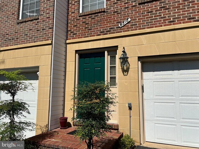 Building Photo - 8818 Royal Doulton Ln