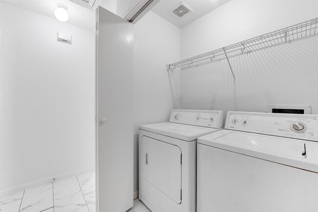 Building Photo - 8510 Village Hollow Ln