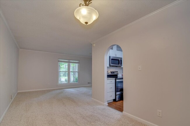 Building Photo - 303 Meadowlake Dr