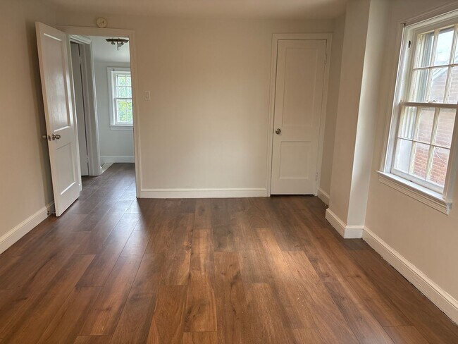 Building Photo - Cozy 3 Bedroom House, Yard-East End of Yor...