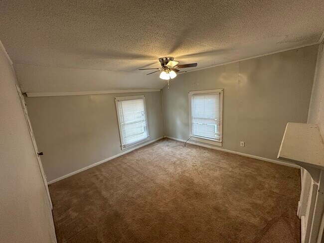 Building Photo - Two Bedroom Townhome Near State Street