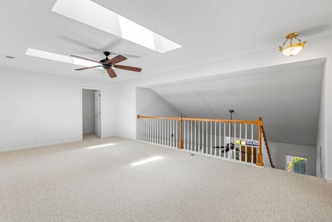 Building Photo - NW Brick Townhome, Granite Counter-Tops, Wood Floors, FP, Garage!