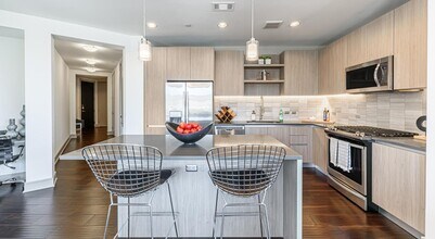 Building Photo - Luxury Living - Get 1 Month Free!