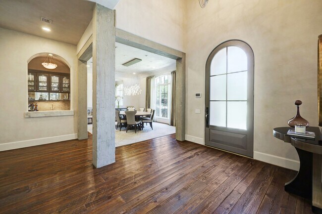 Building Photo - 5610 Lynbrook Dr