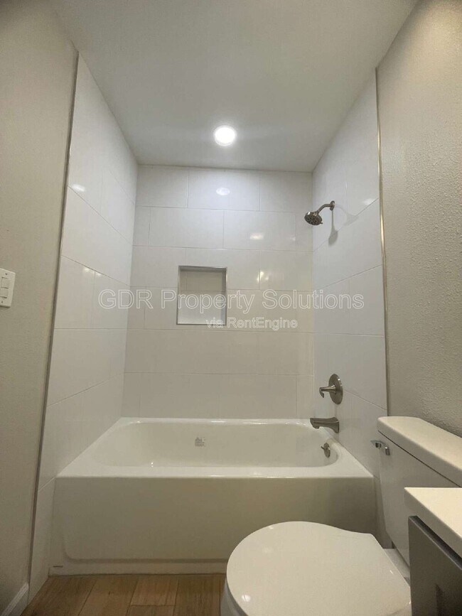 Building Photo - 4733 Platinum Dr NE