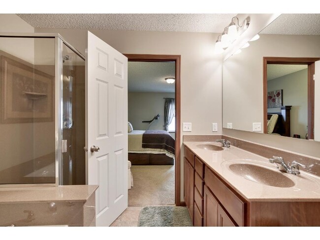 Building Photo - Pristine Woodbury 3 Bedroom Townhouse - Cl...