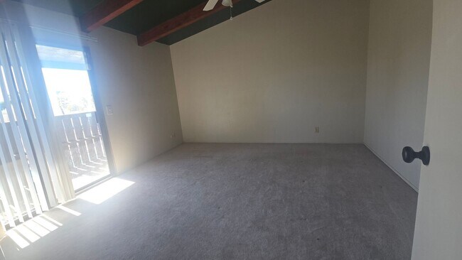 Building Photo - 2 Bedroom 1.5 Bath available now