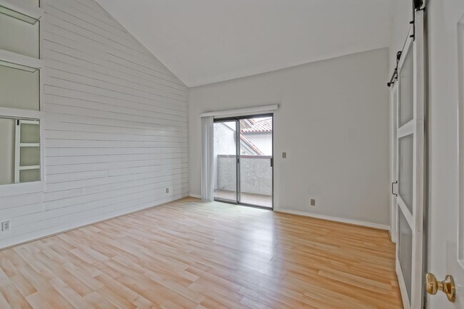 Building Photo - PRIME POOLFRONT LOCATION & CLOSE TO MAIN GATE! BRIGHT & SPACIOUS, END-UNIT POOLFRONT TOWNHOUSE W/...