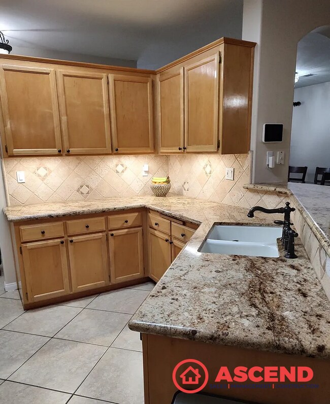 Building Photo - Spacious 5 Bed / 2 Bath Home Near Riverlakes Golf Course!