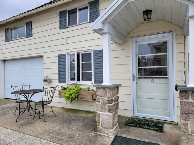 Building Photo - 984 W Main St