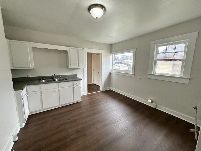 Building Photo - 1556 Burgin Ave