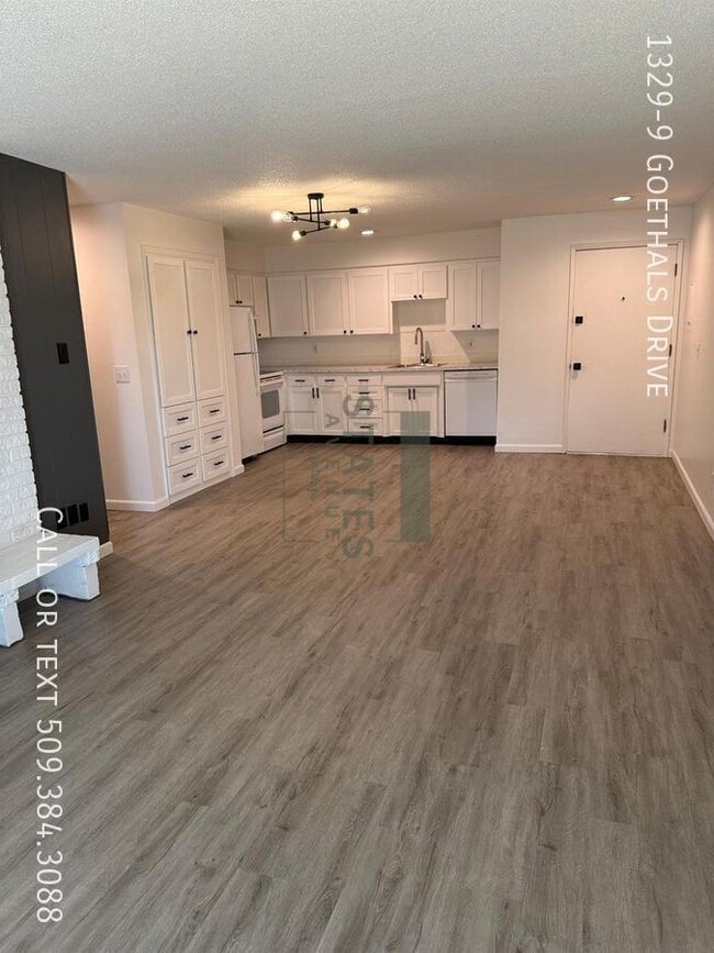 Building Photo - 1329 Goethals Dr