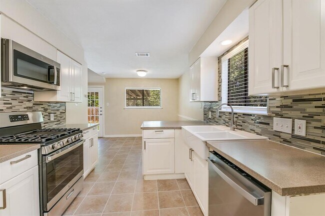 Building Photo - 6808 Luckenbach Ln