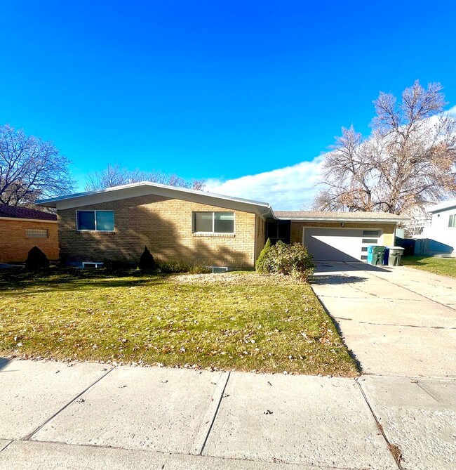 Building Photo - 701 S 19th Ave