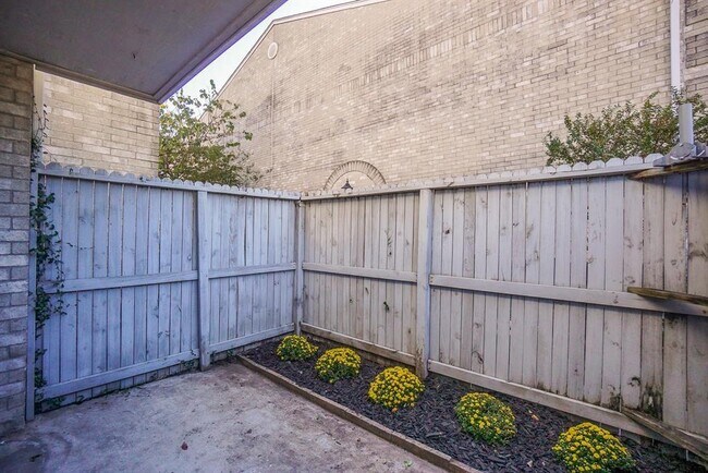 Building Photo - 7400 Bellerive Dr