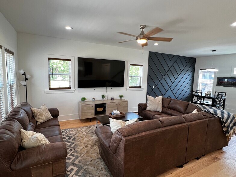 Building Photo - 1072 Zophi St