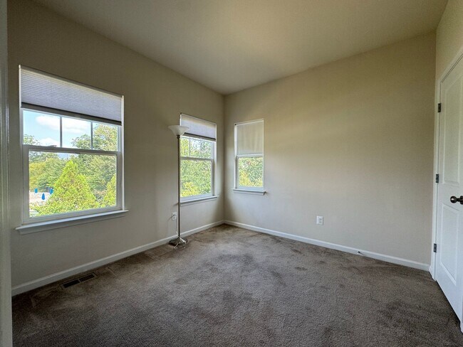 Building Photo - Luxurious 3 Bed 2.5 Bath End-Unit Townhome...