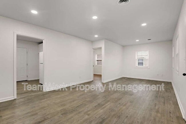 Building Photo - 3027 Terry Dr