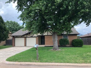 Building Photo - Beautifully updated, 3 bed 2 bath home in Moore, ready for move in! New granite, paint and fixtures!