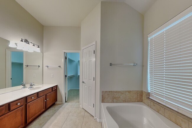 Building Photo - 15832 Coyote Hill Dr