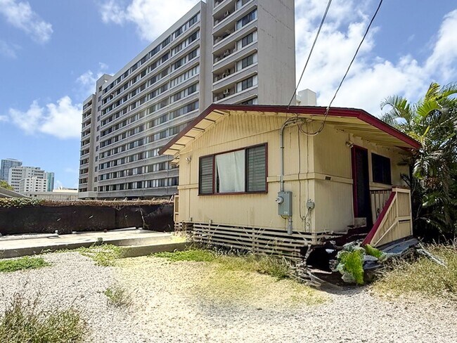 Building Photo - Charming 3-Bedroom Home with Massive Yard in Urban Honolulu!