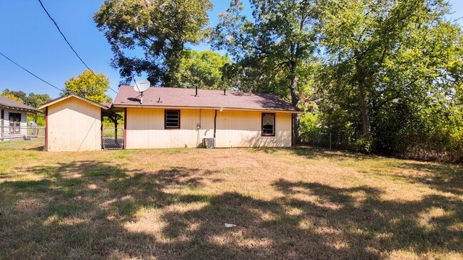 Building Photo - 302 Hollis St
