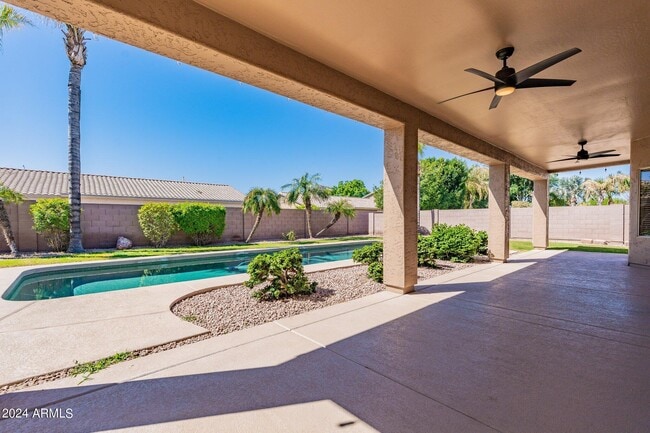 Building Photo - 1245 E San Carlos Way