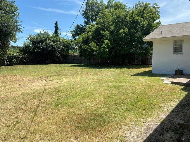 Building Photo - 1725 Pecan Park Dr