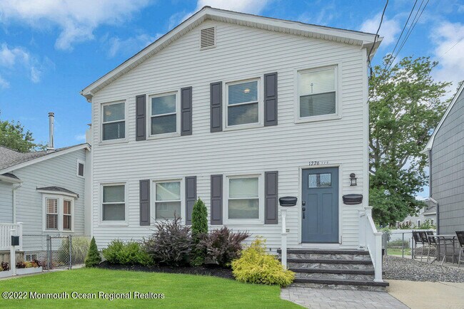 Building Photo - 1226 1/2 Briarwood Rd-