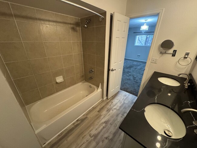 Building Photo - Move-In Ready 2 Bed Townhome | New Carpet | 2 Parking Spaces