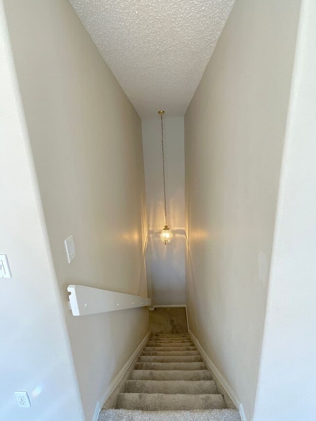 Building Photo - 4 Bedroom Townhome Available Near S Academy Blvd & E Fountain Blvd!